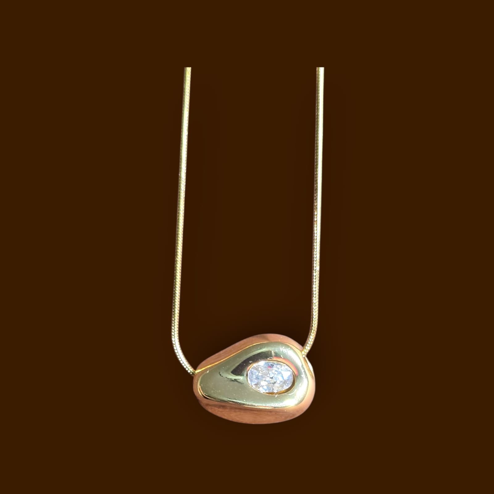 Organic-shaped gold pendant with solitaire stone on delicate chain – elegant minimalist necklace for daily wea