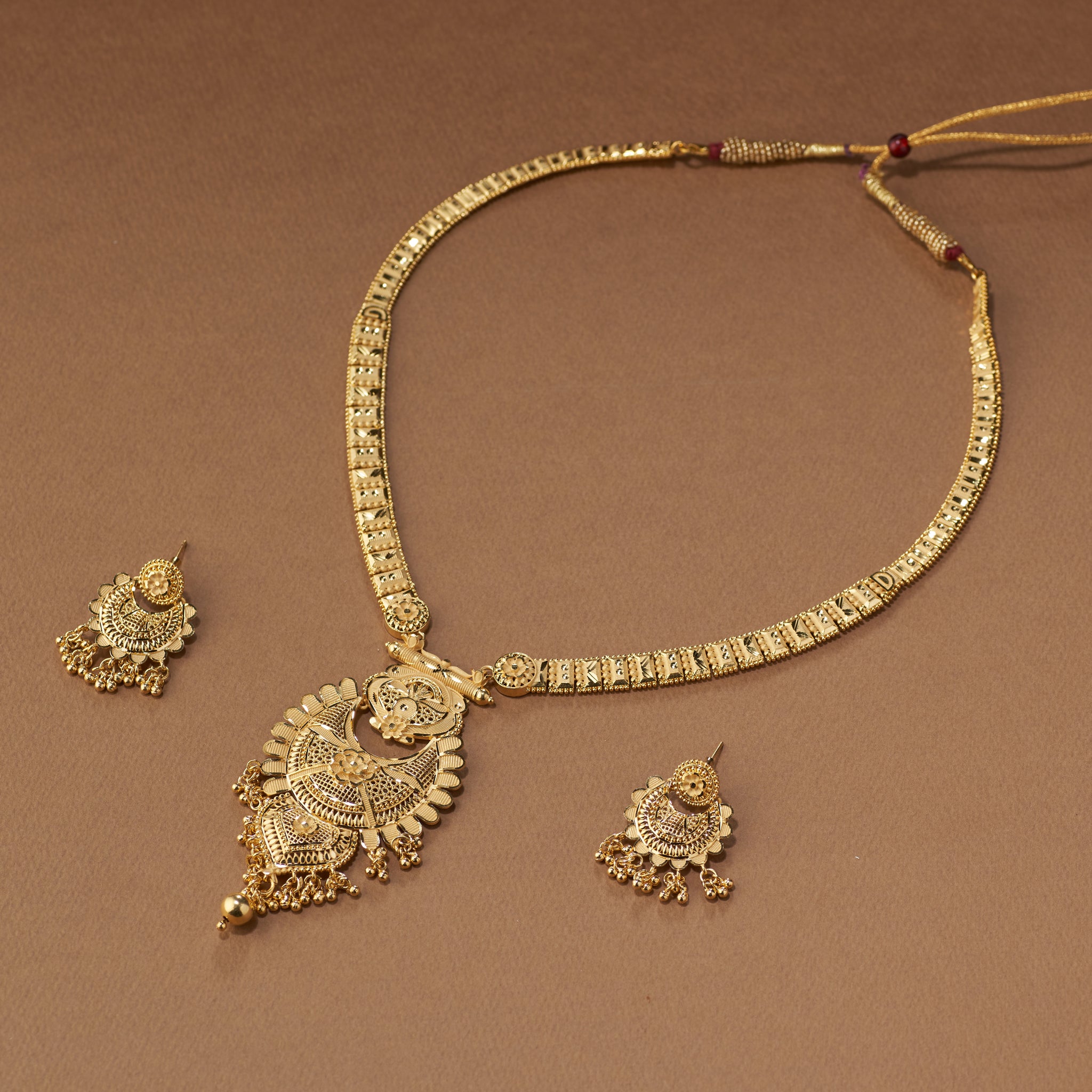 Gold necklace with matching earrings. Gold Replica Rani Har Necklace Set | Rumika by Tilloma.