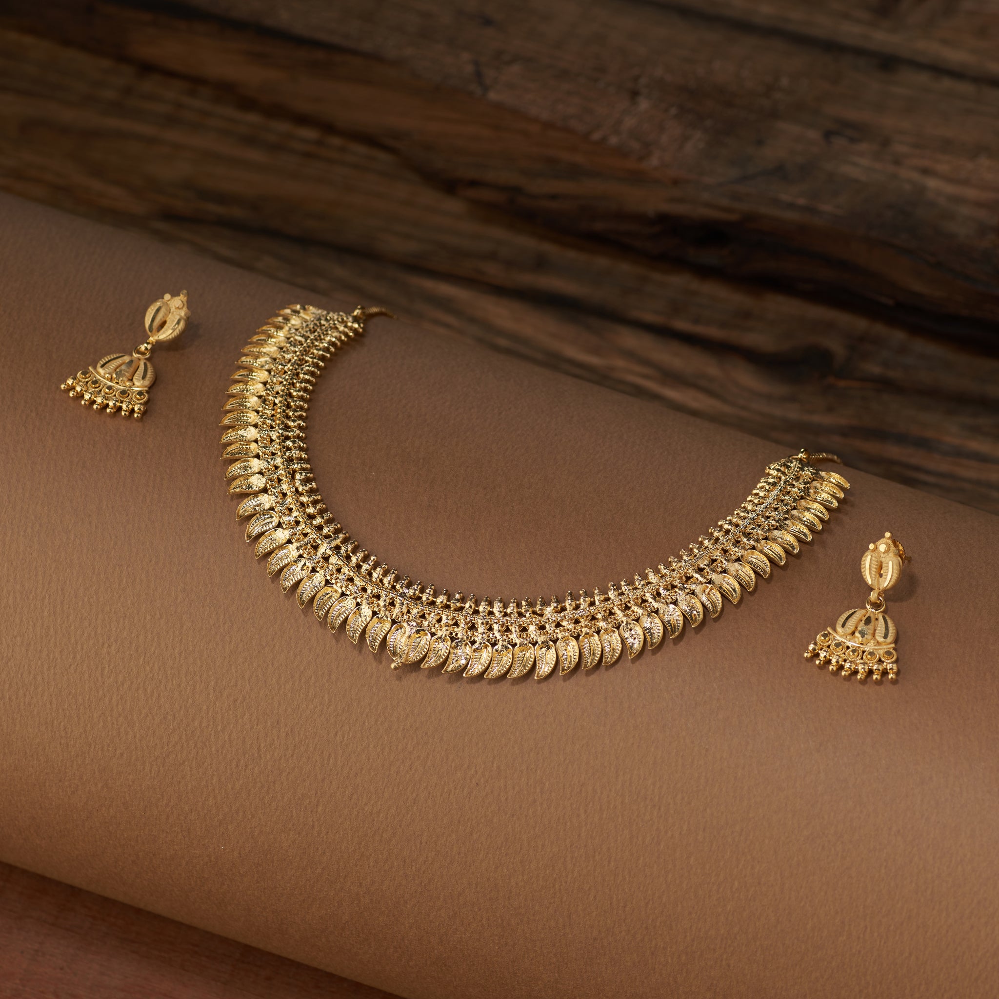 Gold necklace with matching earrings mango leaf pattern. Gold Forming Necklace Set | Kumarika by Tilloma.